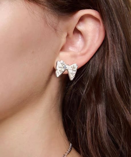 Bloom white ribbon pierce