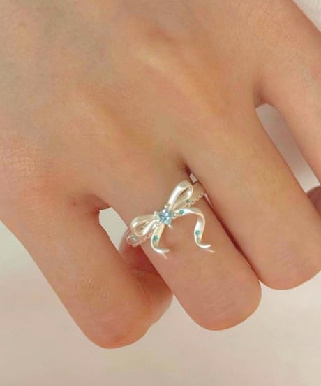 Ribbon star flutter ring
