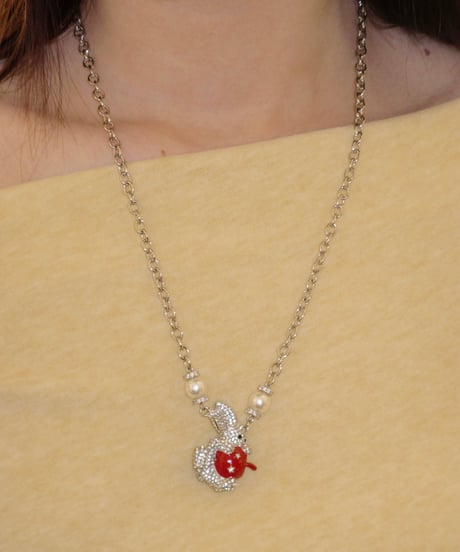 Bunny hold apple necklace