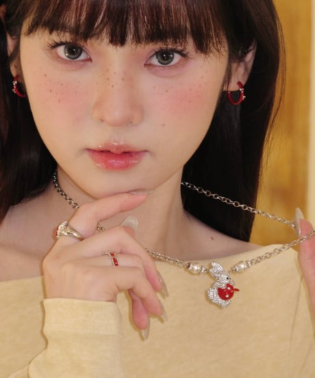 Bunny hold apple necklace