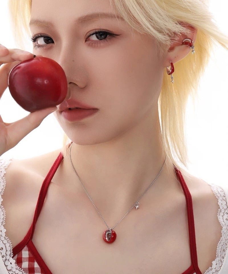 Twinkling apple necklace | NOVER