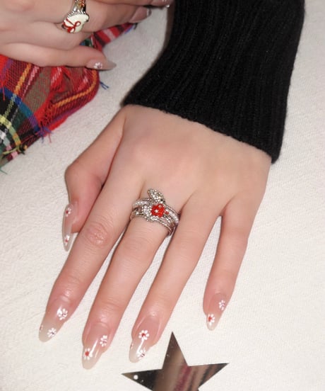 Bunny hold apple ring