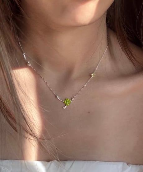 Green clover necklace