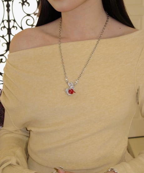 Bunny hold apple necklace