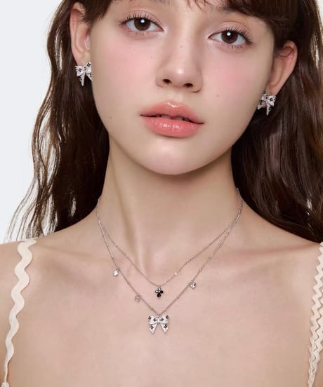 Black petal layer necklace