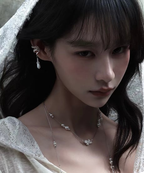 Veil pearl drop earcuff