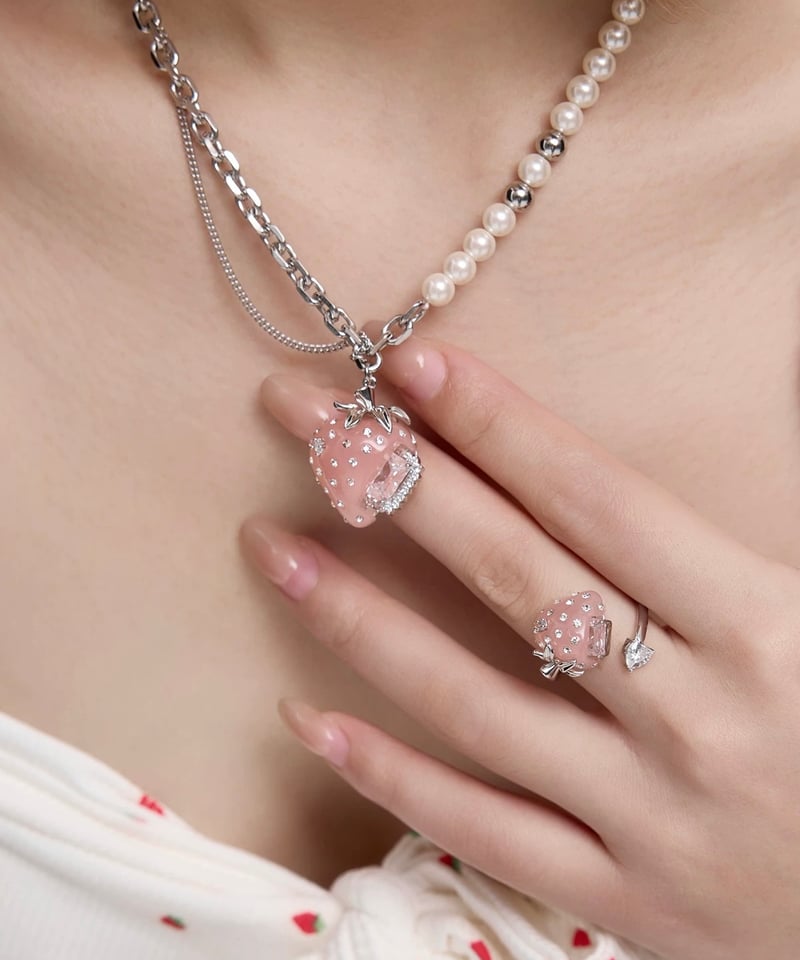 Wild Strawberry スパイダークロスナッツチェーン アクセサリー Wild Strawberry スパイダークロスナッツチェーン アクセサリー - メルカリ