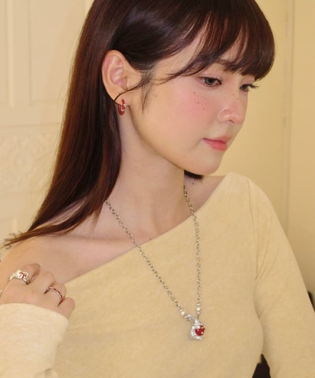 Bunny hold apple necklace