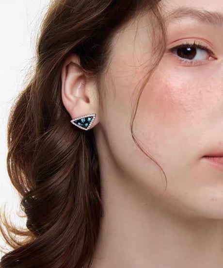 Flora triangle black pierce
