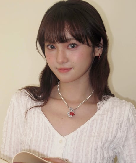 Bunny hold apple pearl necklace
