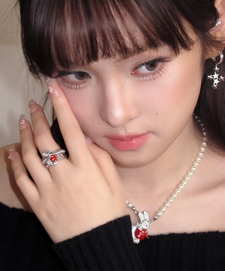 Bunny hold apple ring