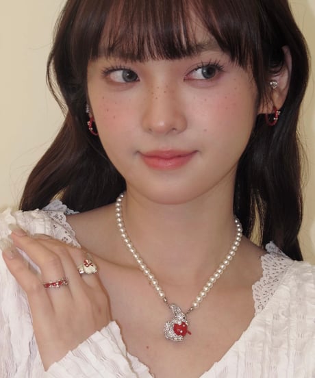 Bunny hold apple pearl necklace