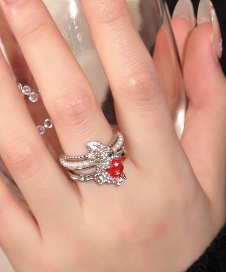 Bunny hold apple ring