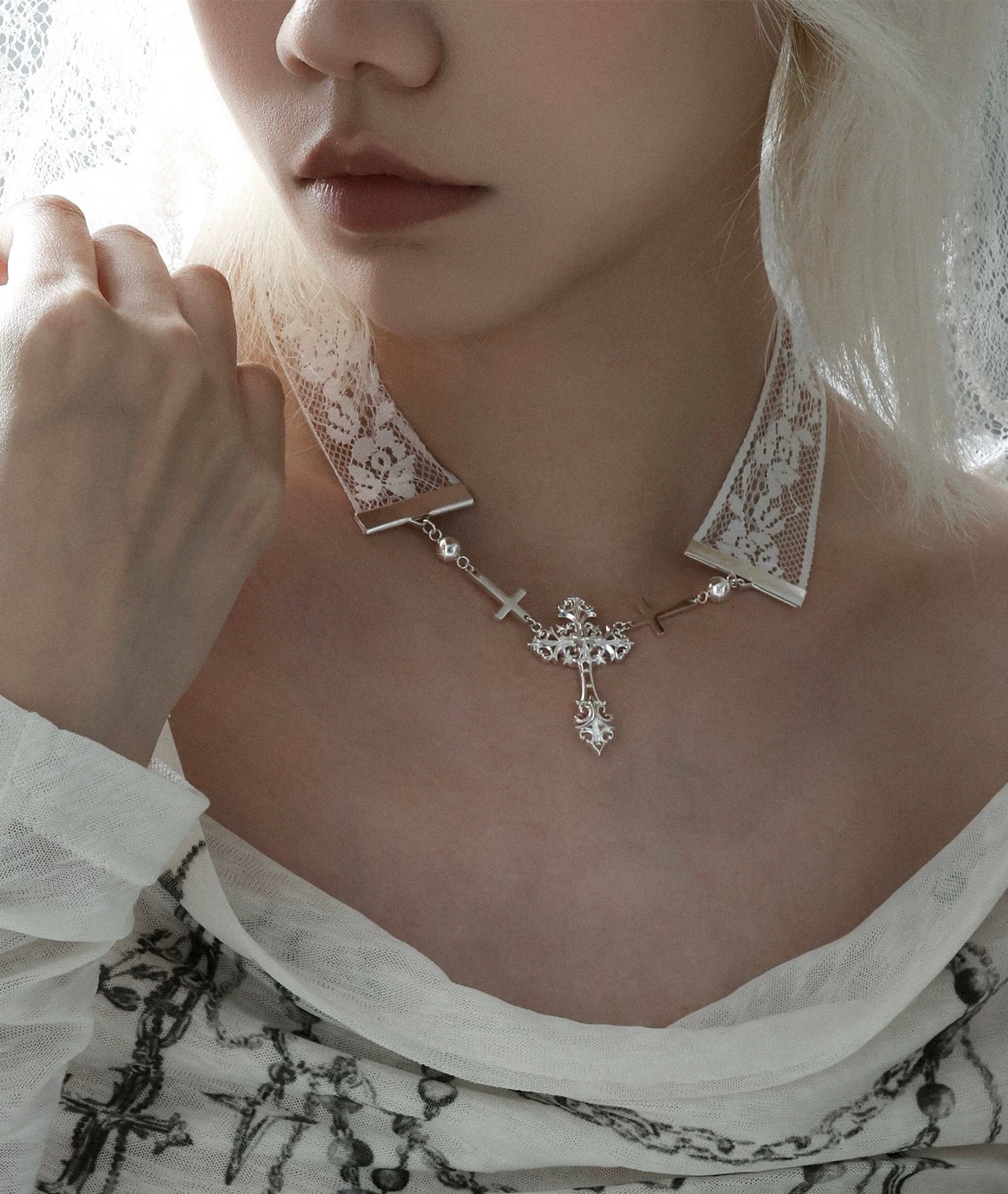 Elegance lace cross necklace | NOVER