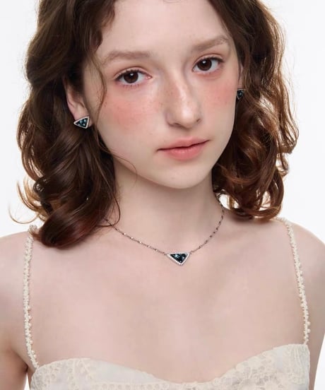 Flora triangle black pierce