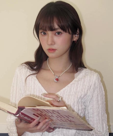 Bunny hold apple pearl necklace