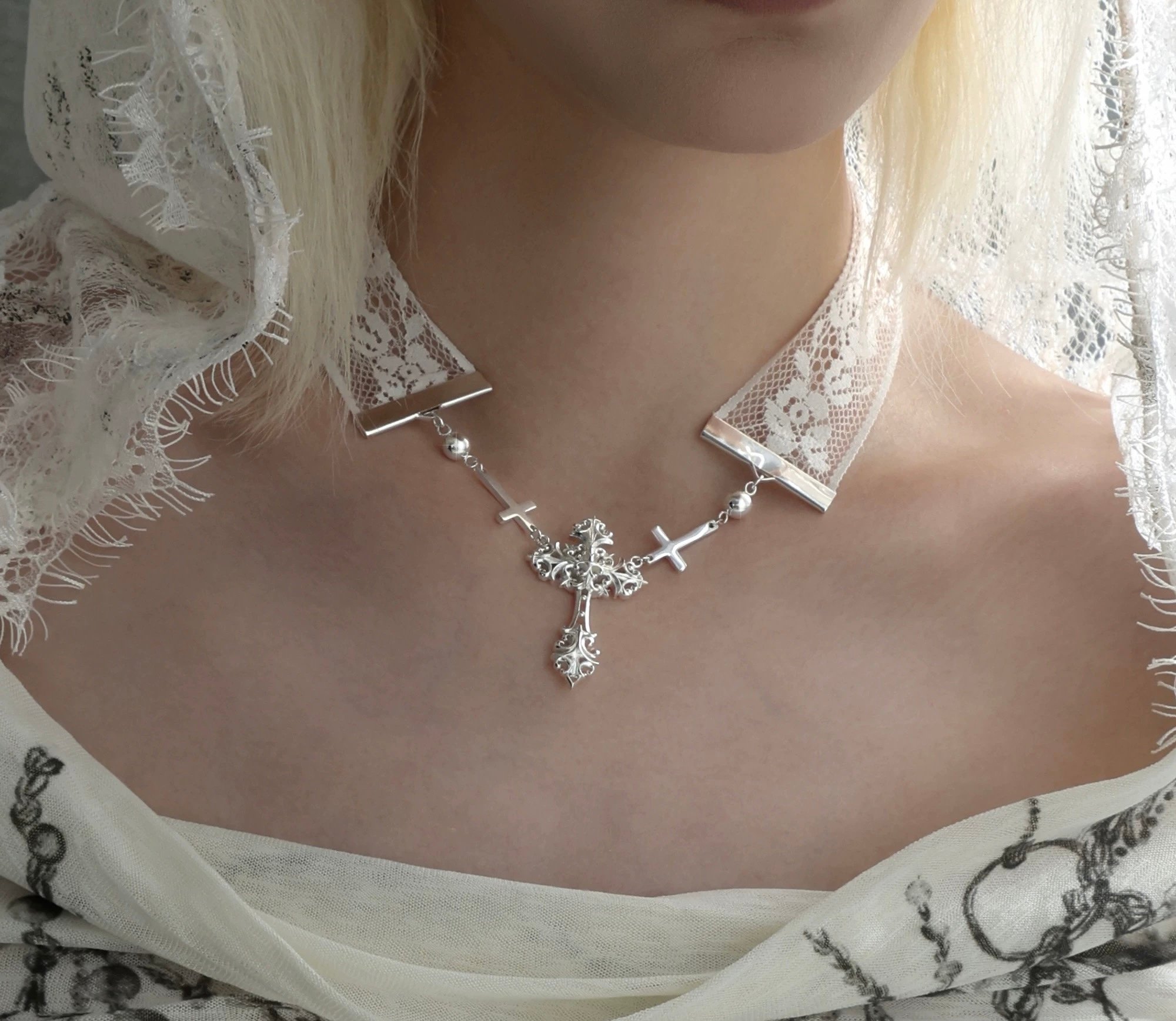 Elegance lace cross necklace | NOVER