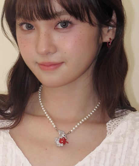 Bunny hold apple pearl necklace
