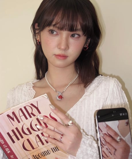 Bunny hold apple pearl necklace