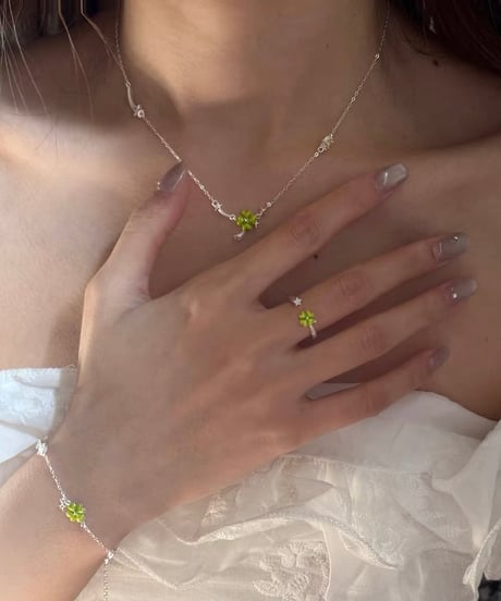Green clover necklace