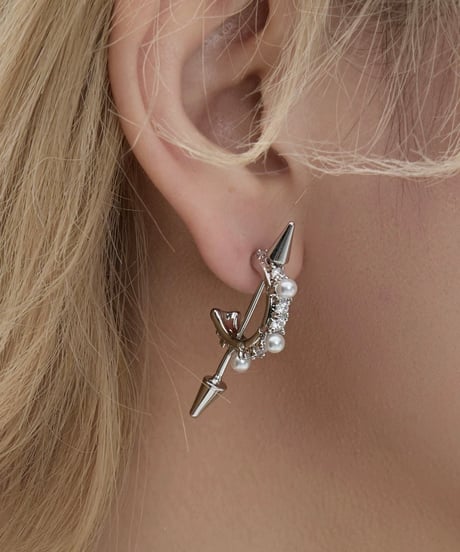 Spike crescent pierce