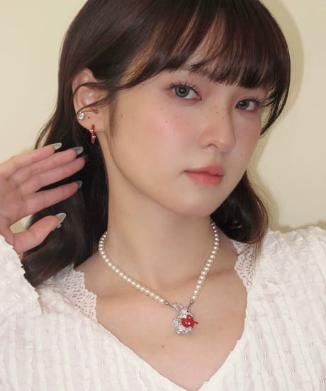 Bunny hold apple pearl necklace