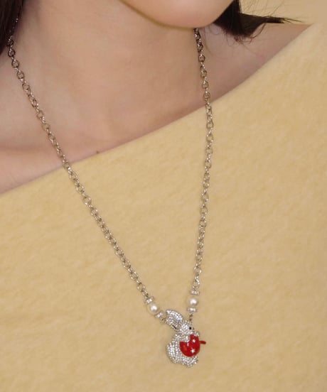 Bunny hold apple necklace