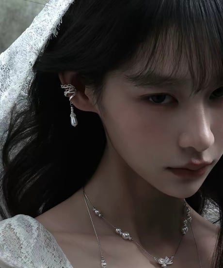 Veil pearl drop earcuff