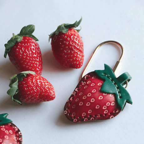 苺 イチゴキーホルダー 本革バッグチャーム ネコチャーム 革 バッグ