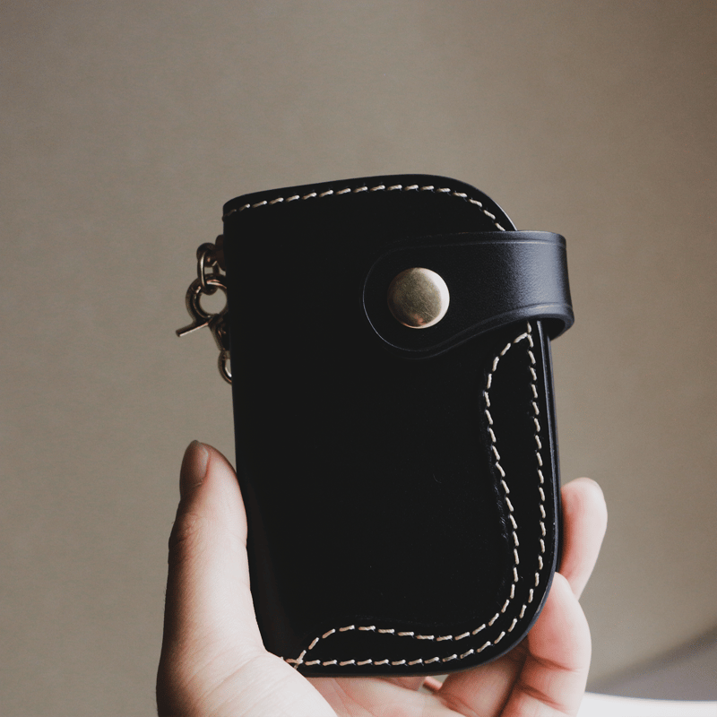 ナチュラルなヌメ革キーホルダー 紐付きキーケース カードケース 黒色