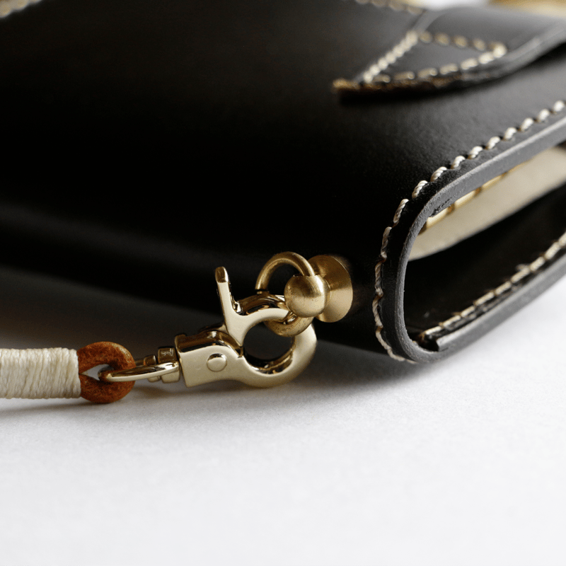 ナチュラルなヌメ革キーホルダー 紐付きキーケース カードケース 黒色