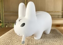 Kozik「Smoking Rabbit」オブジェ