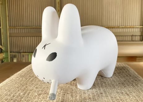 Kozik「Smoking Rabbit」オブジェ
