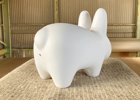 Kozik「Smoking Rabbit」オブジェ
