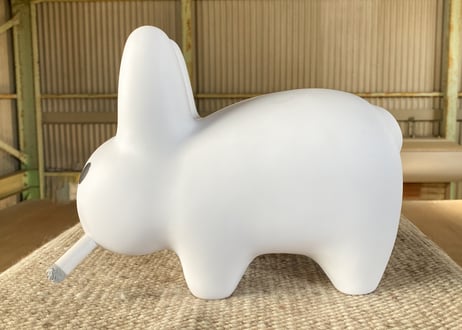 Kozik「Smoking Rabbit」オブジェ