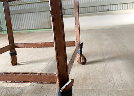 ビンテージ ベルトモチーフ ガラステーブル