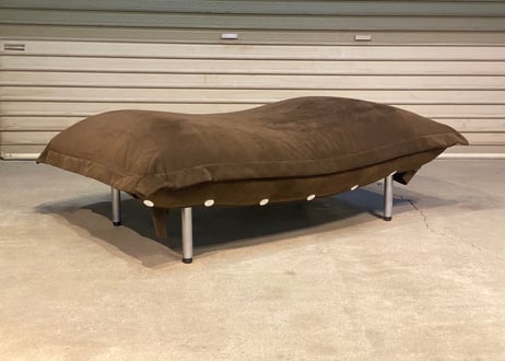 【展示美品】Ligne Roset（リーンロゼ）CALIN-1 カラン1 パフ オットマン / ウルトラスエード / スチールレッグ / モデルハウス展示品・W121×D85×H38cm