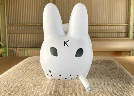 Kozik「Smoking Rabbit」オブジェ
