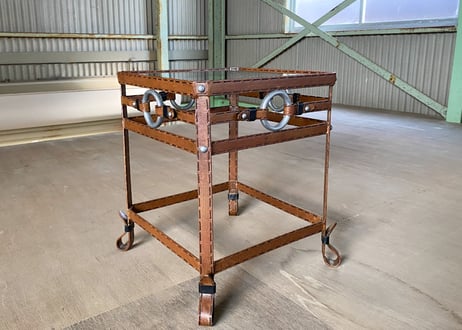 ビンテージ ベルトモチーフ ガラステーブル