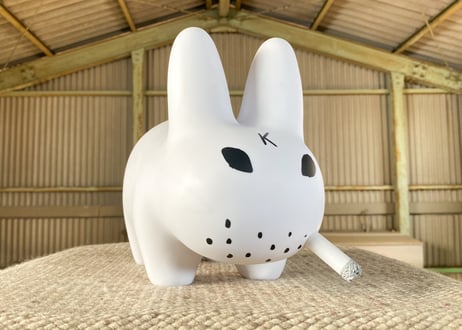 Kozik「Smoking Rabbit」オブジェ