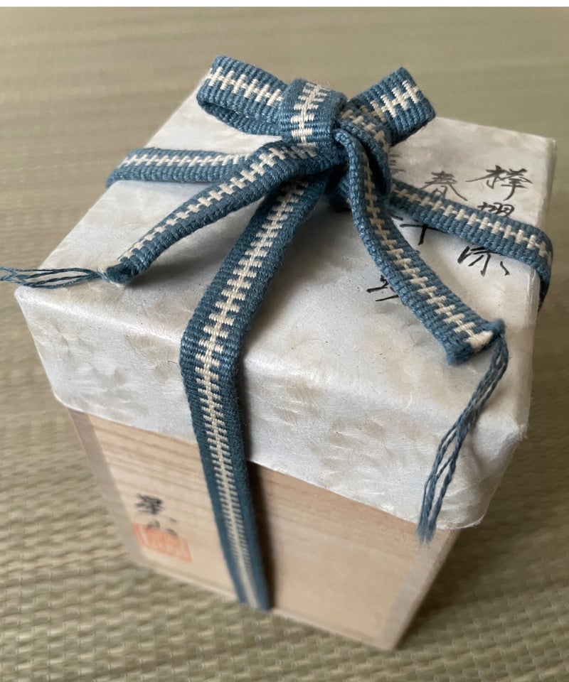 送料無料　中林星山造　神代杉香合　共箱 美品:在銘桐箱付き】中林星山造 春草ニ蝶 欅 長棗 春野 棗 | ginyoudo