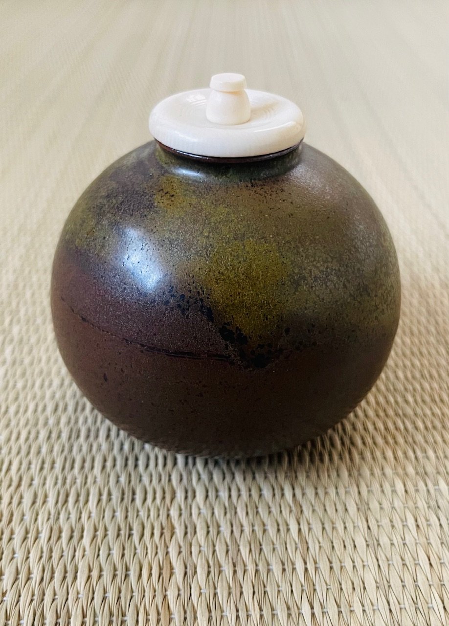 桐共箱 名物裂仕覆付美品】信水窯 丹波茄子茶入 笹蔓緞子 | ginyoudo