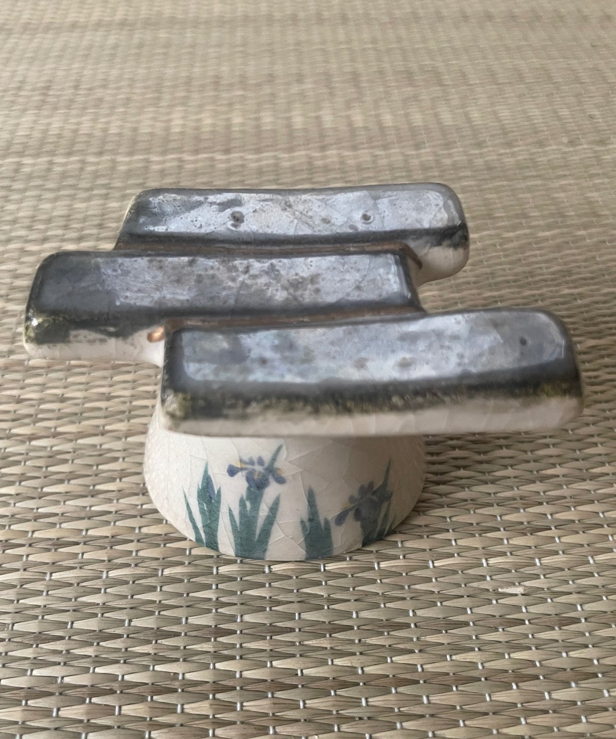 菖蒲絵 菓子器 吉村楽入 楽焼 楽入窯 萬福堂 五月 八ツ橋 菖蒲 菓子鉢 白楽 在銘美品】楽入造 白楽 八ツ橋に菖蒲 蓋置 | ginyoudo