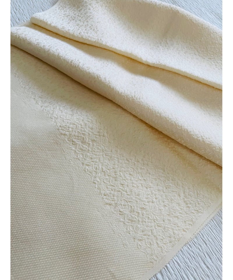 美品】地紋入り正絹帯揚げ 生成色 地紋/花唐草 丹後ちりめん帯揚げ