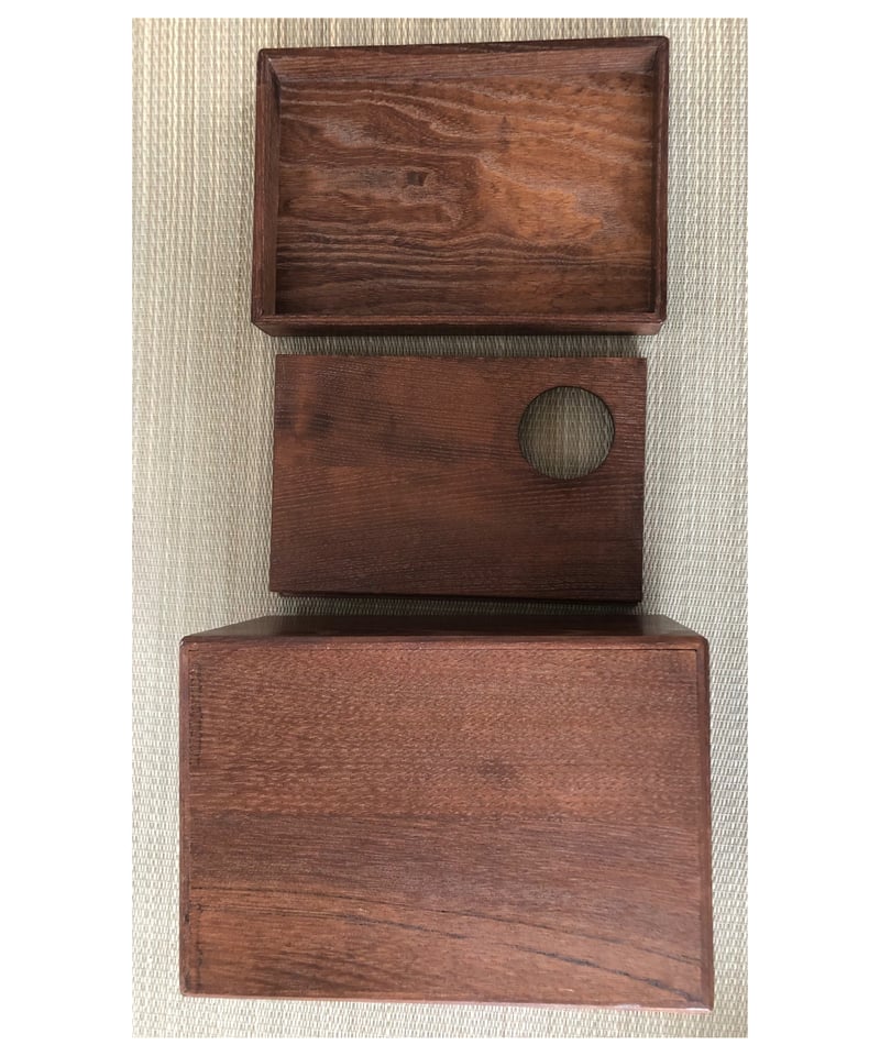 F1310 仙水正之 桑 三重棚 共箱(紙箱)　高さ69cm 棚 茶棚 茶道具 F1310 仙水正之 桑 三重棚 共箱(紙箱) 高さ69cm 棚 茶棚 茶道具