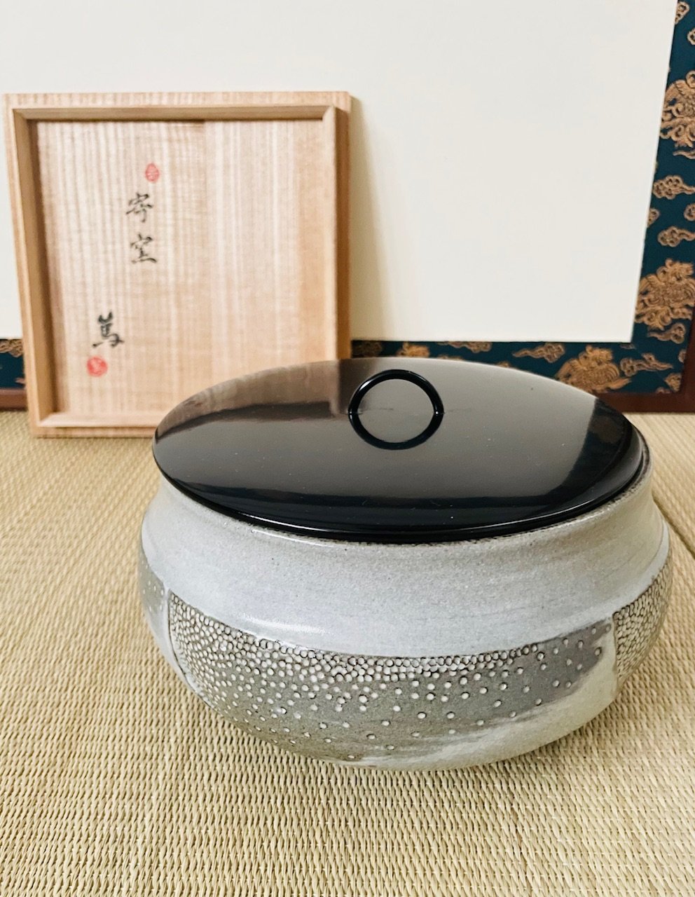 送料込【逢絢亭】茶道具 水指 高麗 花三島手 象嵌水指 平太郎作 共箱入り 美品 桐共箱付】在銘 寄窯 高垣篤造 象嵌 平水指 | ginyoudo