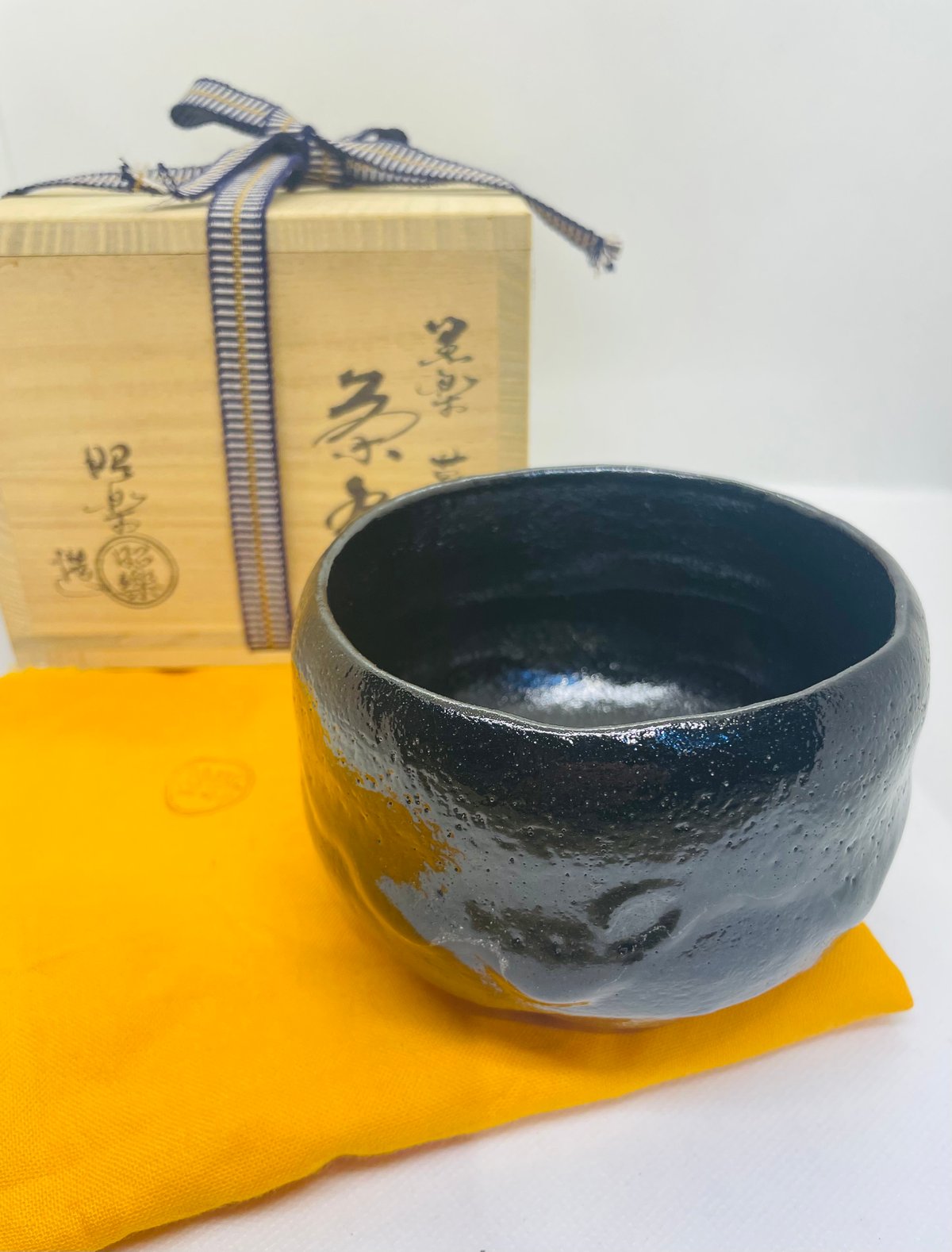 佐々木昭楽　黒楽 幕釉茶碗　茶道具　抹茶碗　共箱　共布 美品・在銘/共箱付】佐々木 昭楽造 黒楽 黒楽帯釉 抹茶茶碗 | ginyoudo