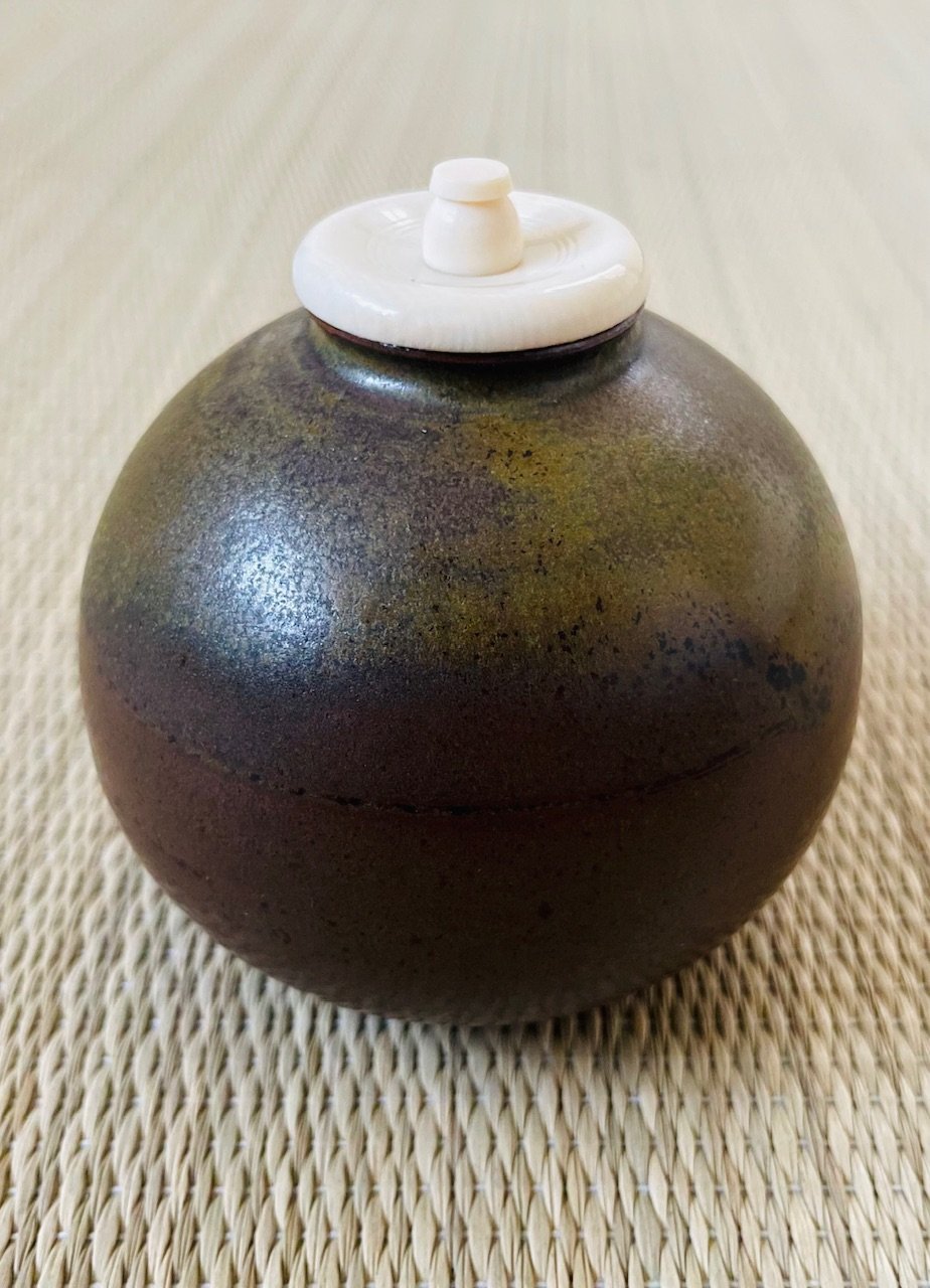 桐共箱 名物裂仕覆付美品】信水窯 丹波茄子茶入 笹蔓緞子 | ginyoudo