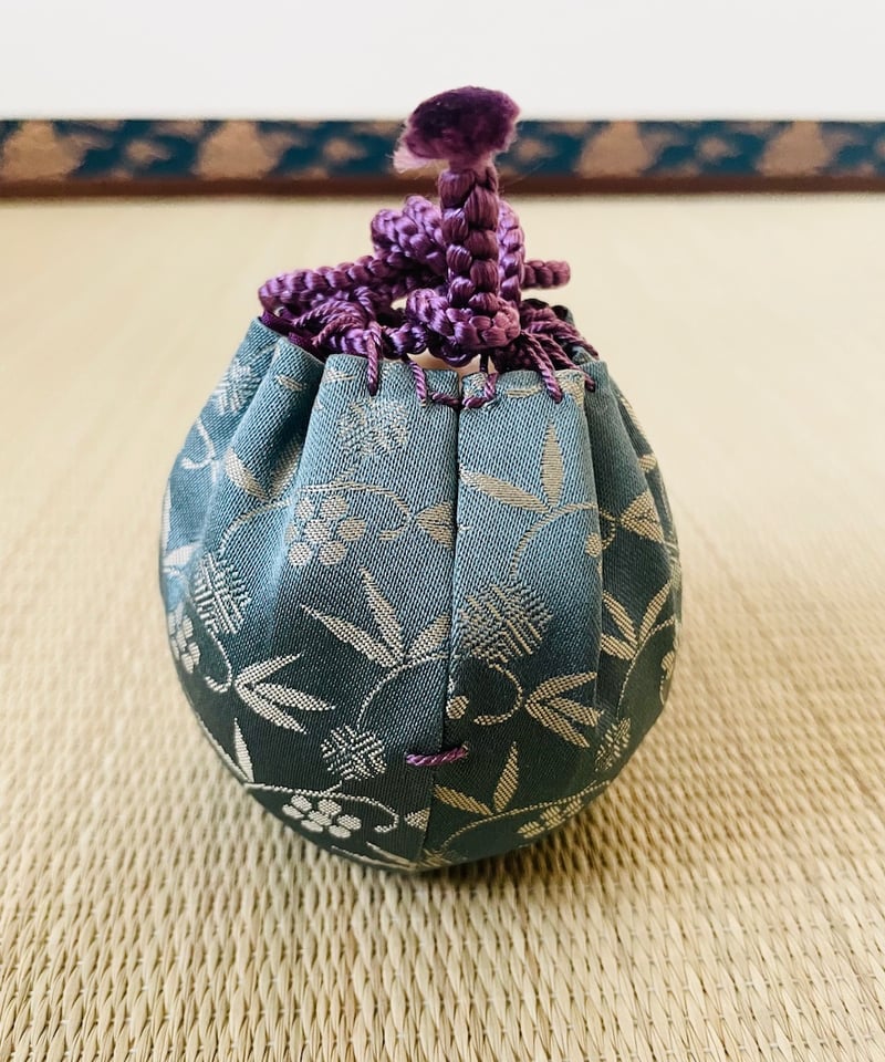 桐共箱 名物裂仕覆付美品】信水窯 丹波茄子茶入 笹蔓緞子 | ginyoudo