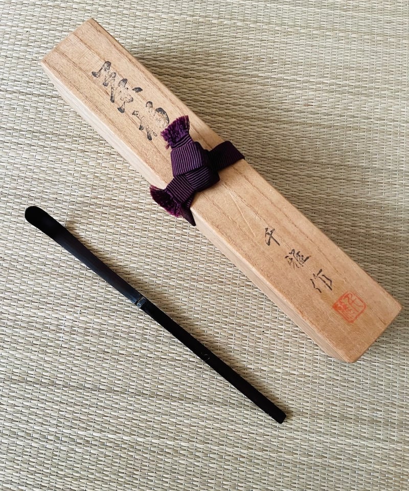 茶杓 金蒔絵 竹紋様　千雅作 共箱入り　輪島塗 桐共箱 ウコン布 栞付】輪島塗 千雅造 柳蒔絵 茶杓 | ginyoudo